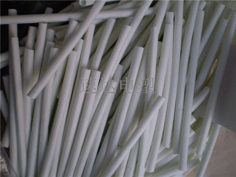 【产品说明】矽质套管、自熄管硅树脂玻璃纤维套管(也称矽质套管或自熄管)是以无碱玻璃纤维编织成管状后浸涂有机硅树脂,并加热固化而成。它具有较强的介电性能,较高的耐热性,良好的自熄性及柔软性,产品广泛应用于家用电器、电机、电力通讯、电热制品、照明灯饰、电视及电子仪器的内部线集束等绝缘保护。 【产品说明】矽质套管、自熄管硅树脂玻璃纤维套管(也称矽质套管或自熄管)是以无碱玻璃纤维编织成管状后浸涂有机硅树脂,并加热固化而成。它具有较强的介电性能,较高的耐热性,良好的自熄性及柔软性,产品广泛应用于家用电器、电机、电力通讯、电热制品、照明灯饰、电视及电子仪器的内部线集束等绝缘保护。