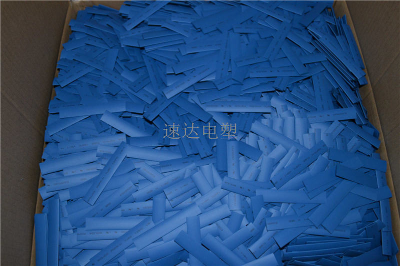 聚乙烯热缩管是由一种特制的聚烯烃材料制作而成,也可以叫做EVA材质的。 性能:具有低温收缩、柔软阻燃、绝缘防蚀功能。广泛应用于各种线束、焊点、电感的绝缘保护,金属管、棒的防锈、防蚀等。电压等级600V。 分析:高分子材料随着温度由低到高要经历玻璃态—高弹态,玻璃态时性能接近塑料,高弹态时性能接近橡胶,聚乙烯热缩管所用材料在室温下是玻璃态,加热后变成高弹态。 聚乙烯热缩管是由一种特制的聚烯烃材料制作而成,也可以叫做EVA材质的。 性能:具有低温收缩、柔软阻燃、绝缘防蚀功能。广泛应用于各种线束、焊点、电感的绝缘保护,金属管、棒的防锈、防蚀等。电压等级600V。 分析:高分子材料随着温度由低到高要经历玻璃态—高弹态,玻璃态时性能接近塑料,高弹态时性能接近橡胶,聚乙烯热缩管所用材料在室温下是玻璃态,加热后变成高弹态。