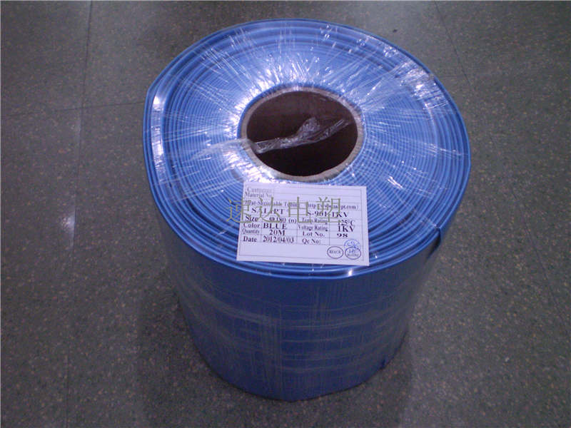 聚乙烯热缩管是由一种特制的聚烯烃材料制作而成，也可以叫做EVA材质的。  性能：具有低温收缩、柔软阻燃、绝缘防蚀功能。广泛应用于各种线束、焊点、电感的绝缘保护，金属管、棒的防锈、防蚀等。电压等级600V。  分析：高分子材料随着温度由低到高要经历玻璃态—高弹态，玻璃态时性能接近塑料，高弹态时性能接近橡胶，聚乙烯热缩管所用材料在室温下是玻璃态，加热后变成高弹态。