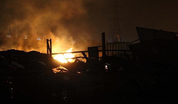 震撼,【冒死拍摄】天津爆炸现场近距离图片,1000多台全新汽车被烧融掉了 震撼,【冒死拍摄】天津爆炸现场近距离图片,1000多台全新汽车被烧融掉了