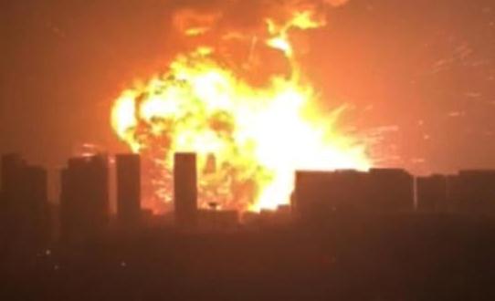 震撼,【冒死拍摄】天津爆炸现场近距离图片,1000多台全新汽车被烧融掉了 震撼,【冒死拍摄】天津爆炸现场近距离图片,1000多台全新汽车被烧融掉了