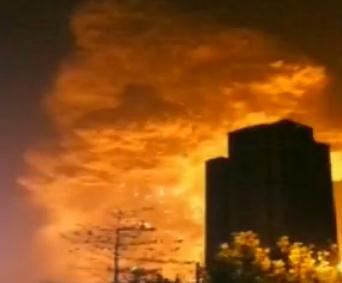 震撼，【冒死拍摄】天津爆炸现场近距离图片，1000多台全新汽车被烧融掉了